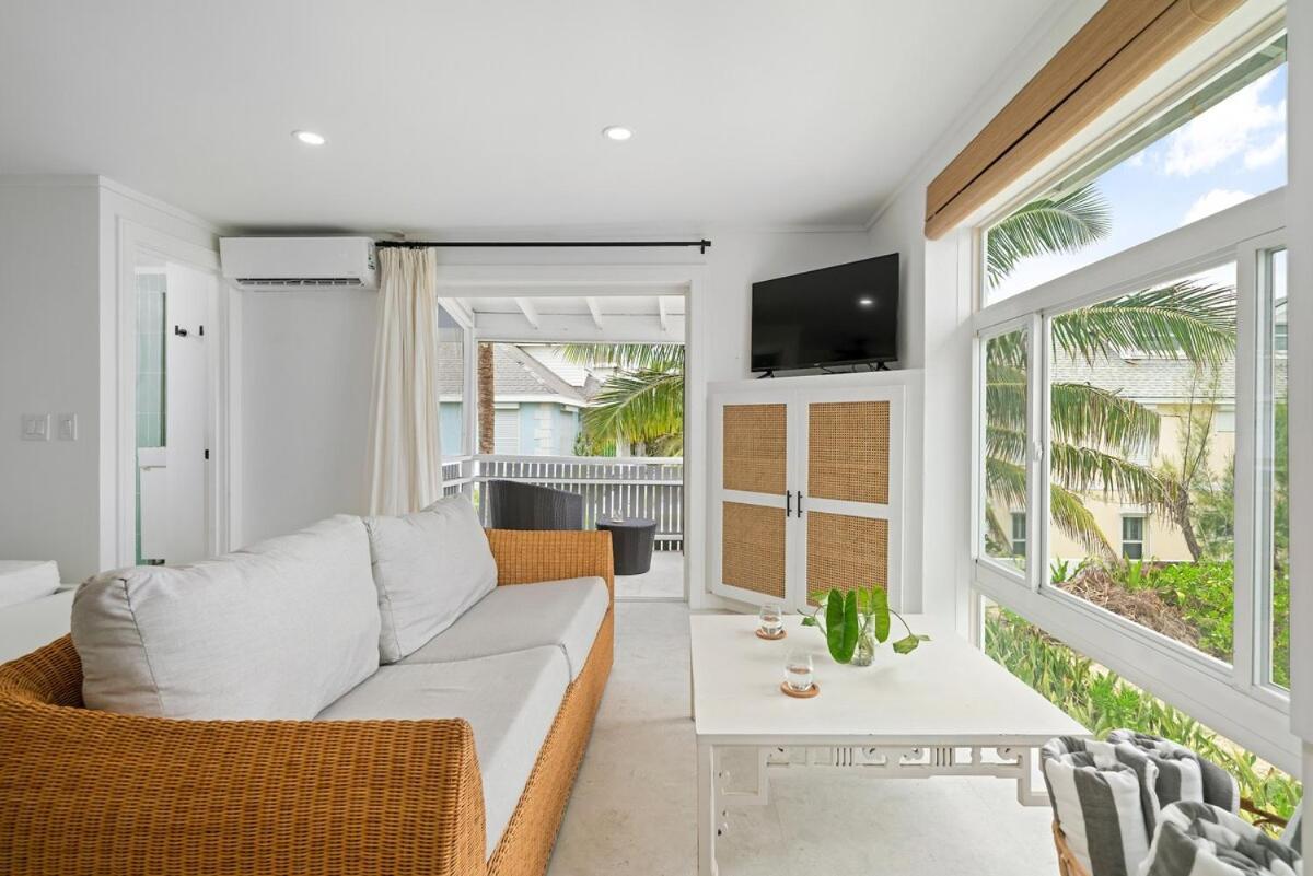 Sandbox At Beach- Beachfront! Nassau